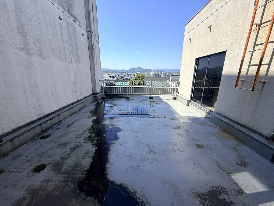 ビル屋上テラスから望む鯖江のまちなみと山並み