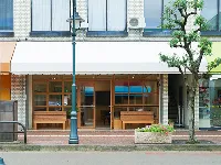 商店街に面した1階の建物外観