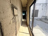 コンクリート打ちっぱなしの廊下