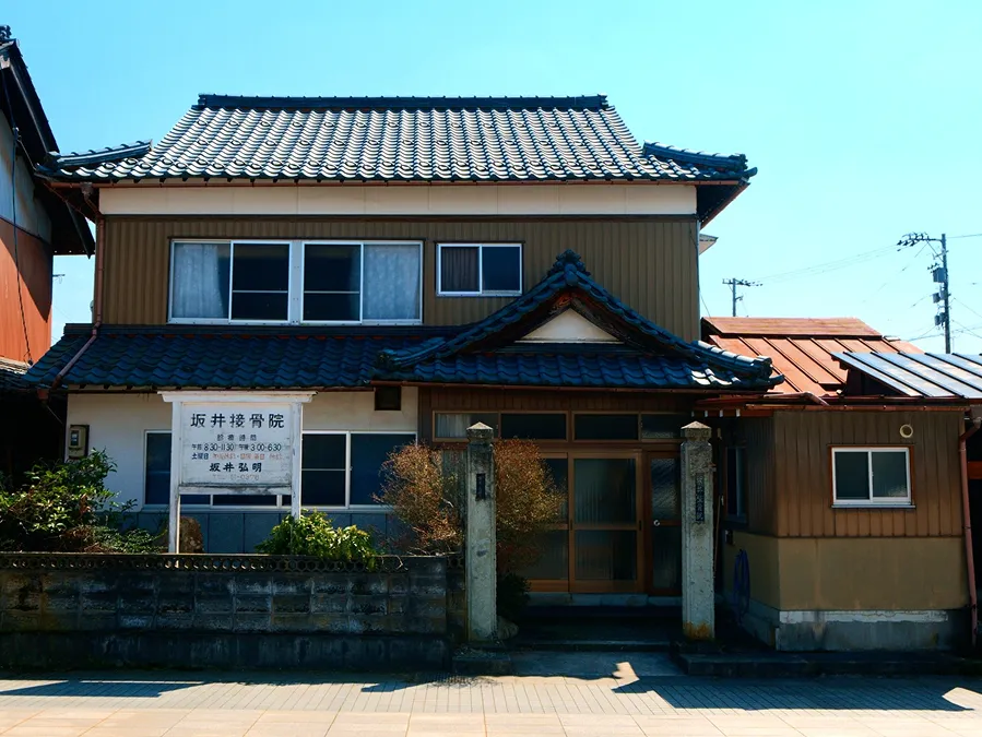 レトロな瓦屋根の門構えが残る坂井接骨院だった建物の外観